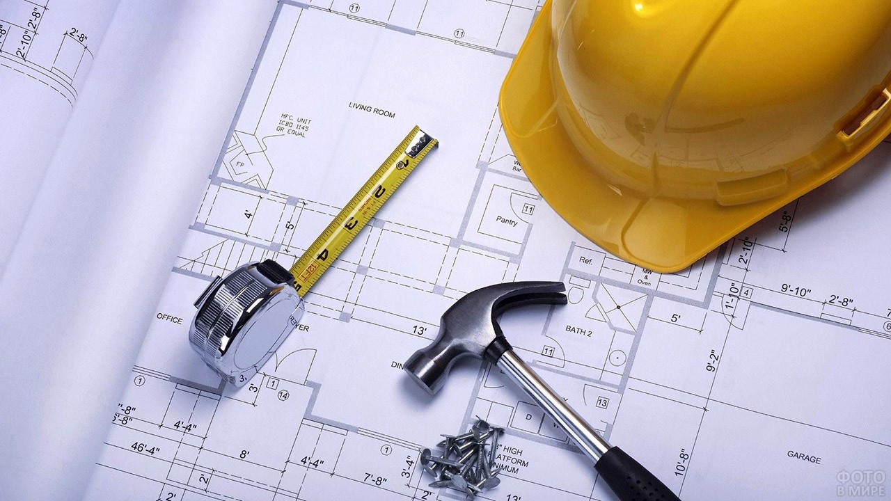 zhjoltaja-kaska-ruletka-i-molotok-na-chertezhe-zdanija